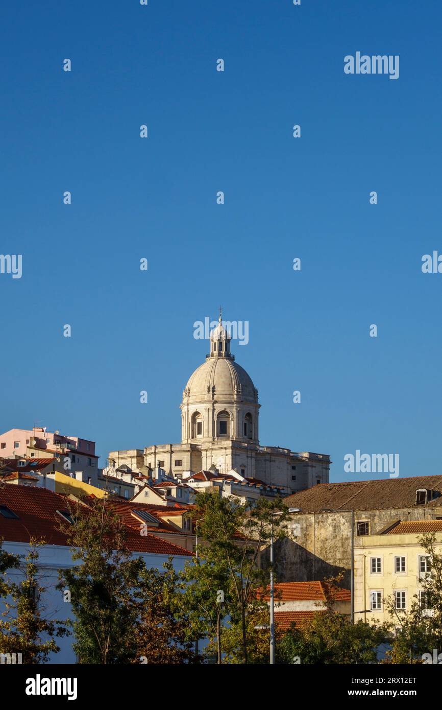 Die weiße Kuppel der Kirche Santa Engrácia (das Nationalpantheon) dominiert die Skyline von Lissabon Stockfoto