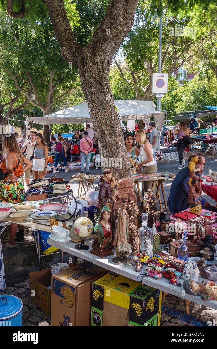 Der geschäftige, zweimal wöchentlich stattfindende Straßenmarkt Feira da Ladra im Stadtteil Alfama in Lissabon, spezialisiert auf Antiquitäten, Sammlerstücke und Bric-a-Brac (Portugal) Stockfoto