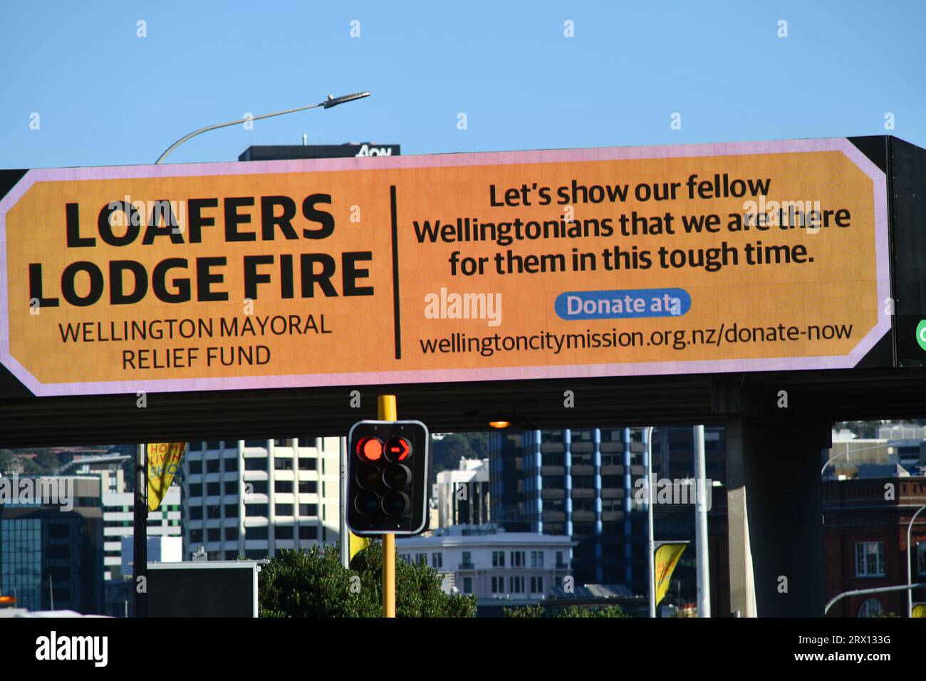 WELLINGTON, NEUSEELAND, 16. MAI 2023: Billboard ermutigt zu Spenden für die Unterstützung von Menschen, die vom Loafers Lodge Fire enteignet wurden Stockfoto