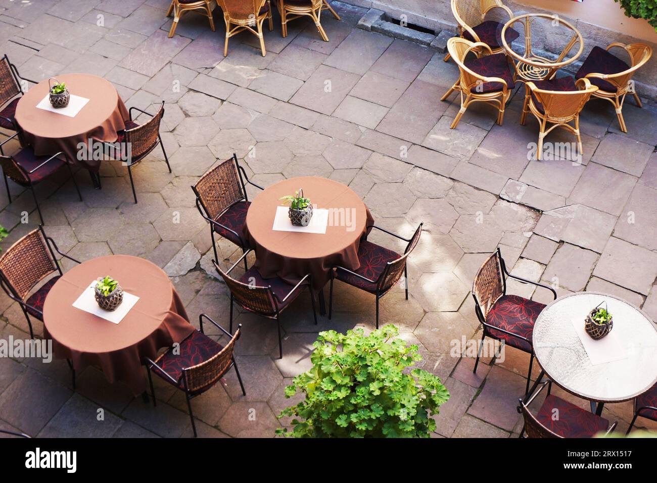 Straßencafe, Tische und Hocker auf der Straße. Restaurant, Cafeteria. Draufsicht. Leer, keine Leute Stockfoto