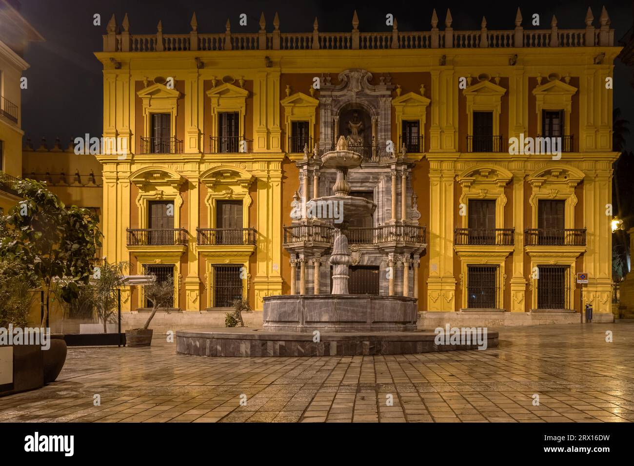 Nachtfotografie rund um die Kathedrale von Malaga La Manquita, Plaza de la Constitucion und Marques de Larios. Malaga Altstadt bei Nacht, Malaga Stockfoto