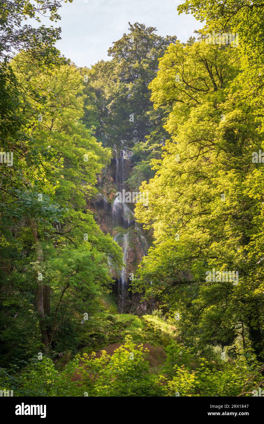 Urach-Wasserfall in Baden-Württemberg im Sommer Stockfoto