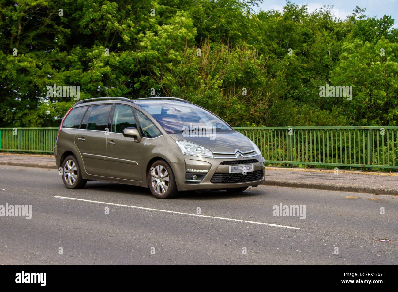 2012 C4 Grand Picasso Platinum HDI 110 Brown Car Medium MPV Diesel 1560 ccm; Autobahnbrücke im Großraum Manchester, Großbritannien Stockfoto
