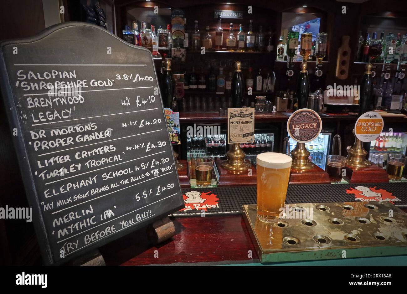 Beispiel für eine mit CAMRA ausgezeichnete Real Ale Bar in ATVH Appleton Thorn Village Hall, Warrington, Cheshire, England, Großbritannien WA4 4RT Stockfoto