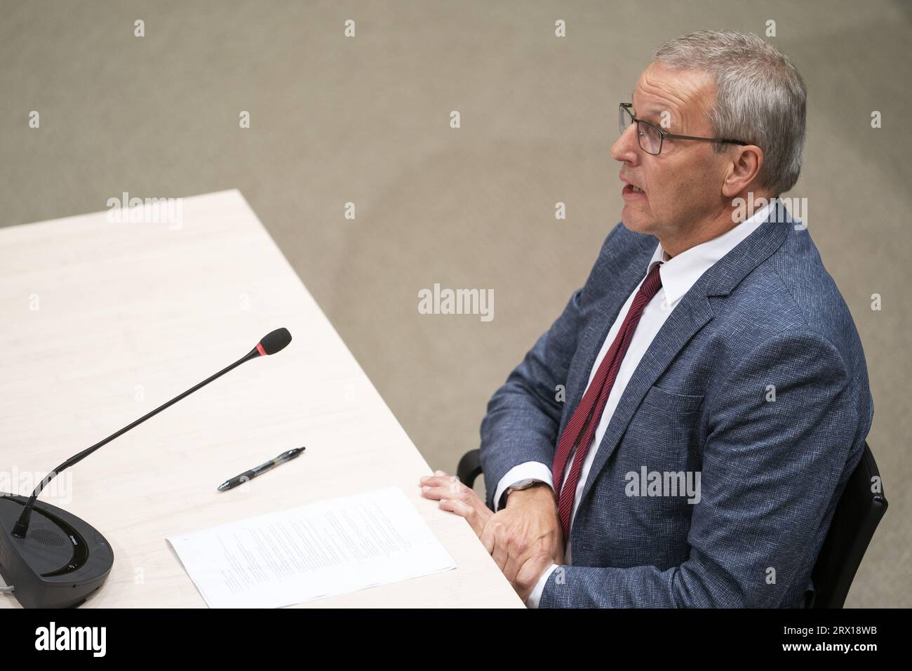 DEN HAAG - Herman Rottier, ehemaliger leitender Anwalt des Zentralen Berufungsgerichts, während der öffentlichen Anhörungen des parlamentarischen Untersuchungsausschusses, der die Betrugspolitik der Regierung untersucht. Die Untersuchung wurde nach dem Kindergeldskandal eingeleitet. ANP JEROEN JUMELET niederlande raus - belgien raus Stockfoto