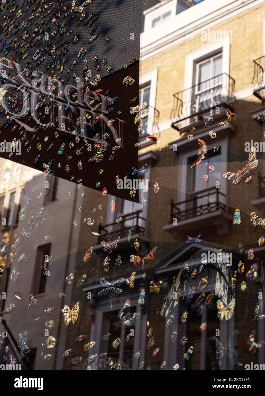 Die Fassade und das Banner des Alexander McQueen Stores in der Bond Street, London Stockfoto