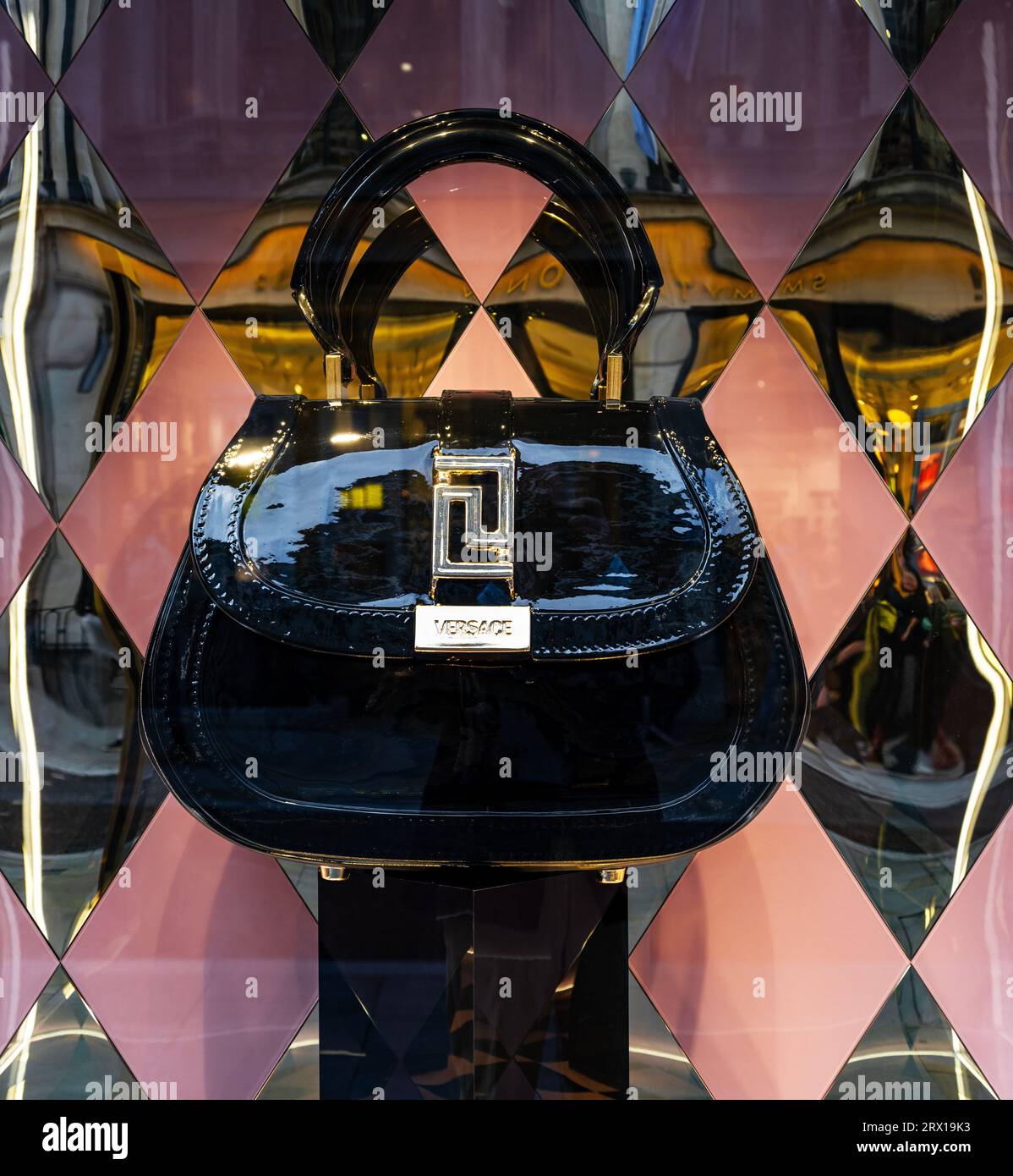 Versace Handtasche, die Teil der aufwändigen Schaufensterausstellung in der Bond St, London ist Stockfoto