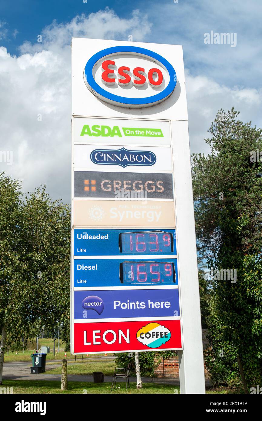 Denham, Buckinghamshire. September 2023. Eine Esso-Tankstelle in Denham, Buckinghamshire. Die Benzinpreise steigen wieder mit alarmierender Geschwindigkeit. An der Esso Denham Tankstelle waren es heute 163,9 pro Liter für Benzin und 165,9 pro Liter für Diesel. Quelle: Maureen McLean/Alamy Live News Stockfoto