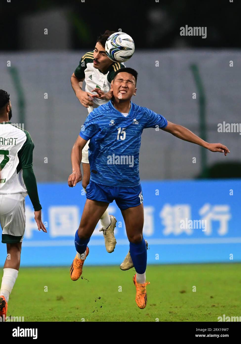 Hangzhou, China. September 2023. Saad Mohammed M Al Mosa (zurück) von der Saudi-arabischen Fußballmannschaft und Togoo Munkbaatar (FONT) von der mongolischen Fußballmannschaft der Männer, die während der 19. Asienspiele 2023 in Aktion gesehen wurden, in der Gruppe-B-Runde der Männer zwischen Saudi-Arabien und der Mongolei im Linping Sports Centre Stadium. Endstand; Saudi-Arabien 3:0 Mongolei. (Foto: Luis Veniegra/SOPA Images/SIPA USA) Credit: SIPA USA/Alamy Live News Stockfoto