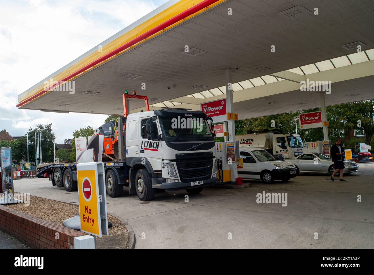 Denham, Buckinghamshire. September 2023. Eine Shell-Tankstelle in Denham, Buckinghamshire. Die Benzinpreise steigen wieder mit alarmierender Geschwindigkeit. An der Shell Denham Tankstelle waren es heute 161,9 pro Liter für Benzin und 165,9 pro Liter für Diesel. Quelle: Maureen McLean/Alamy Live News Stockfoto