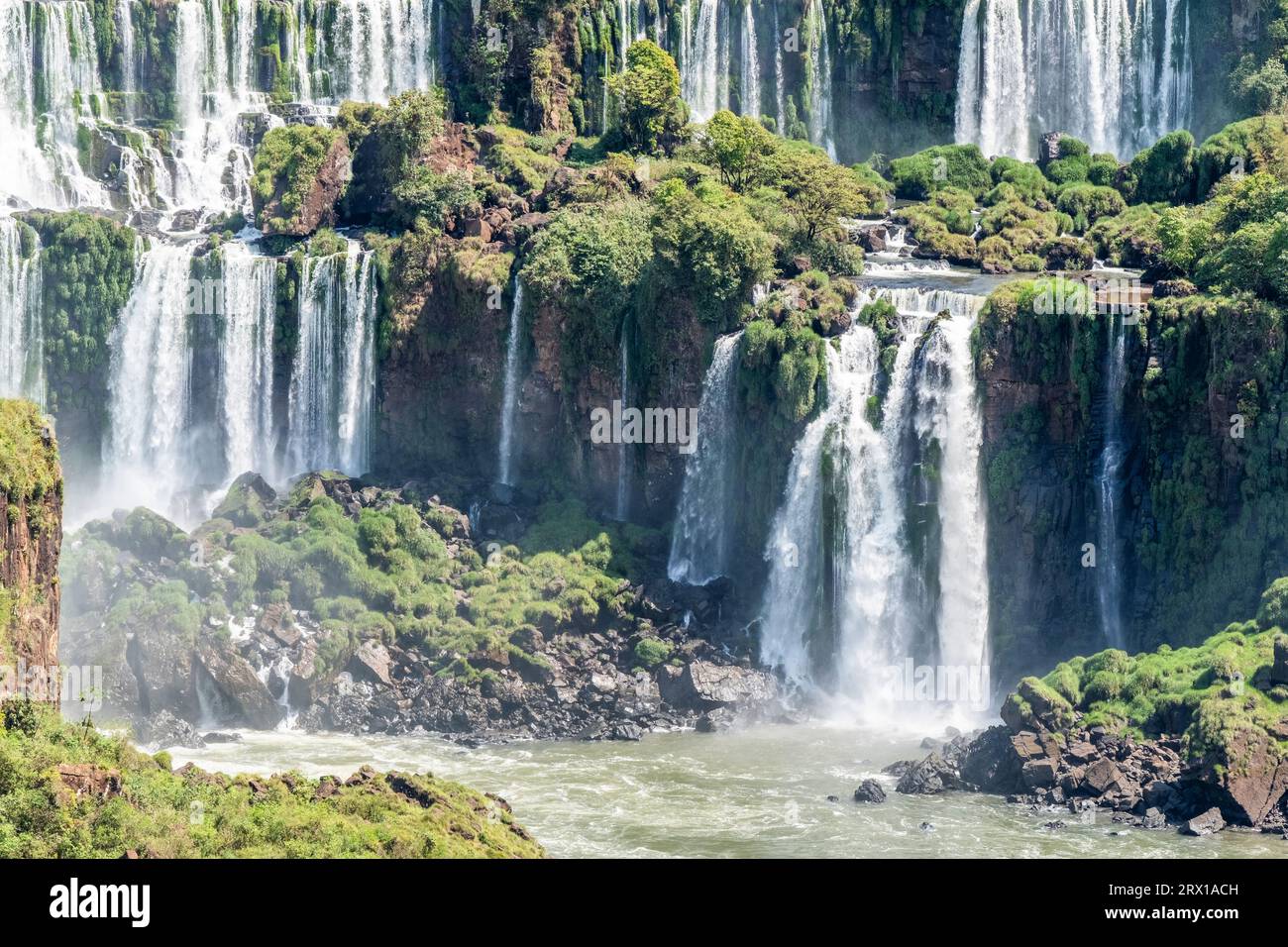 Iguazú Wasserfälle, mächtiger Wasserstrom fällt die Klippen hinunter. Grenze zu Argentinien und Brasilien. Parana Stockfoto