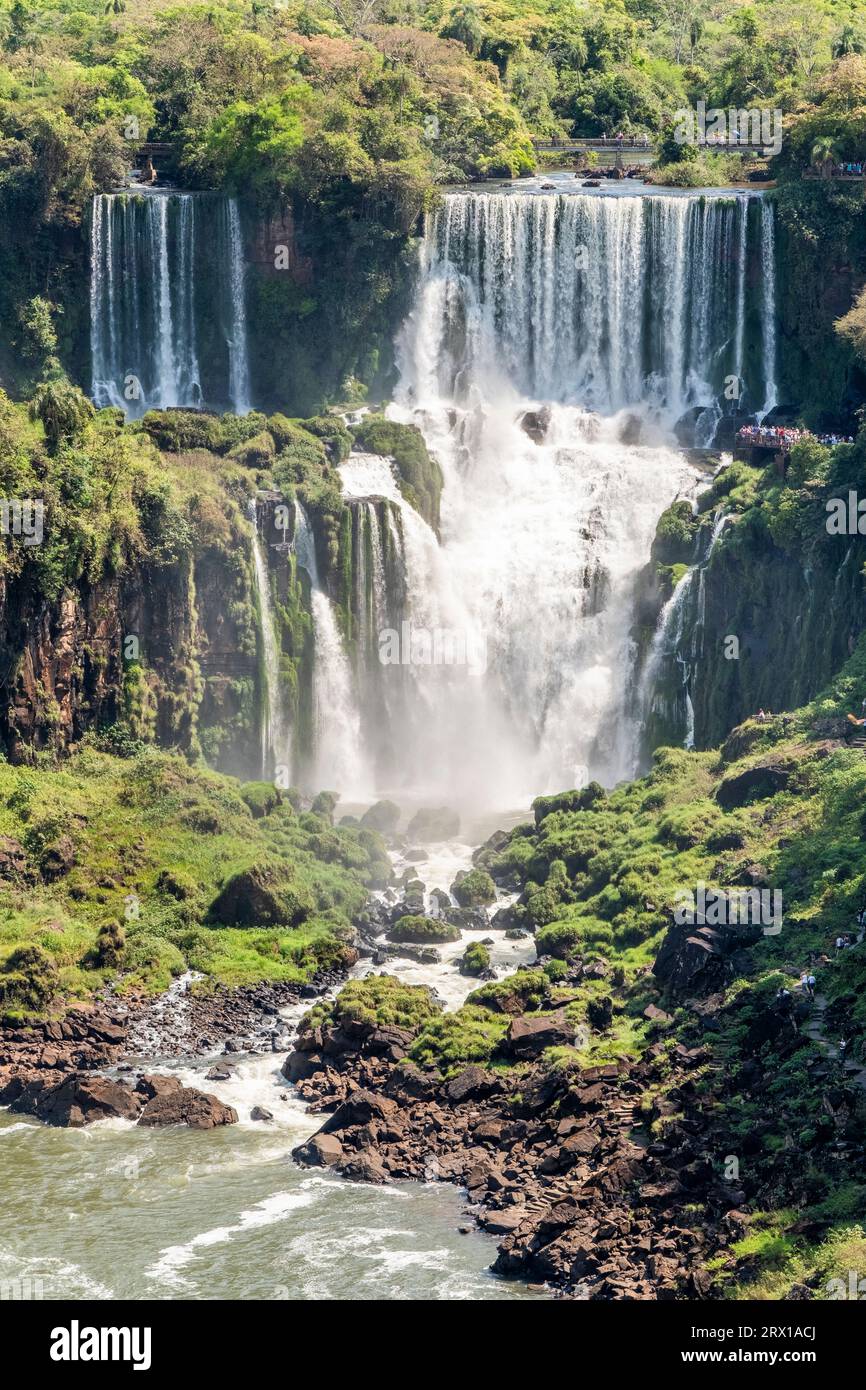 Iguazú Wasserfälle, mächtiger Wasserstrom fällt die Klippen hinunter. Grenze zu Argentinien und Brasilien. Parana Stockfoto