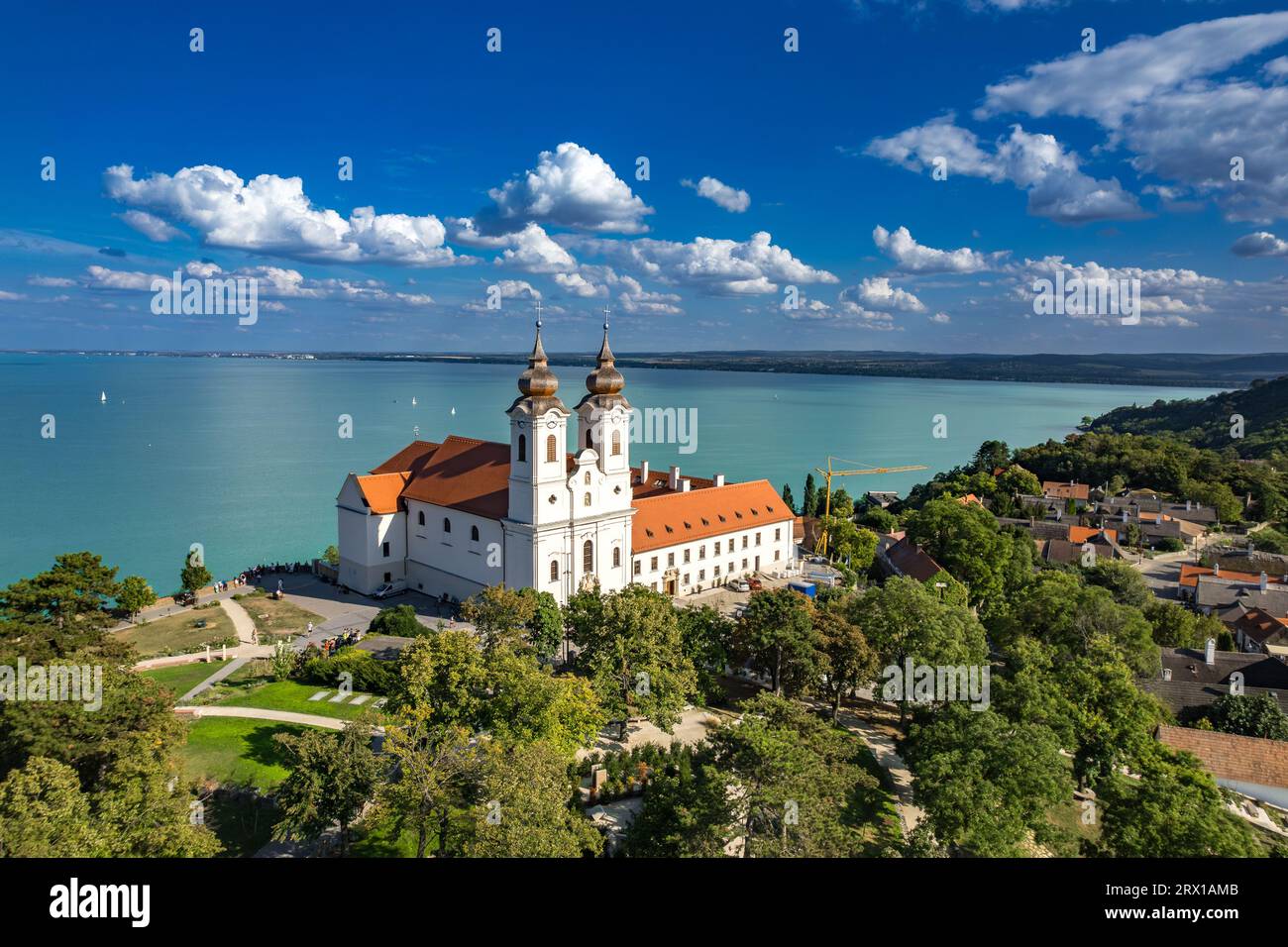 Tihany, Ungarn - Panoramaaussicht von der Luft auf das berühmte Benediktinerkloster von Tihany, den Plattensee Stockfoto