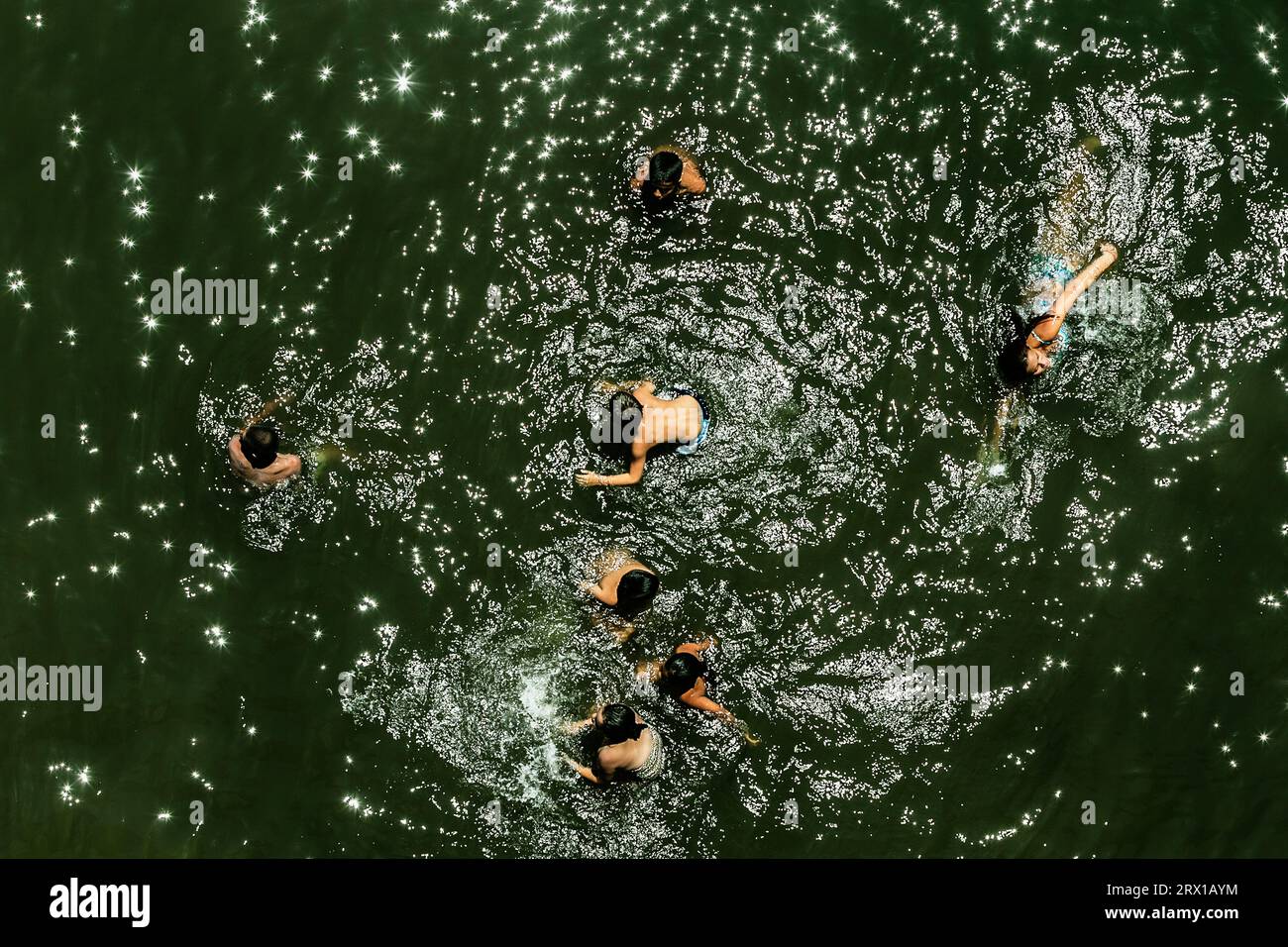 Menschen, die in einem Fluss spielen. Stockfoto