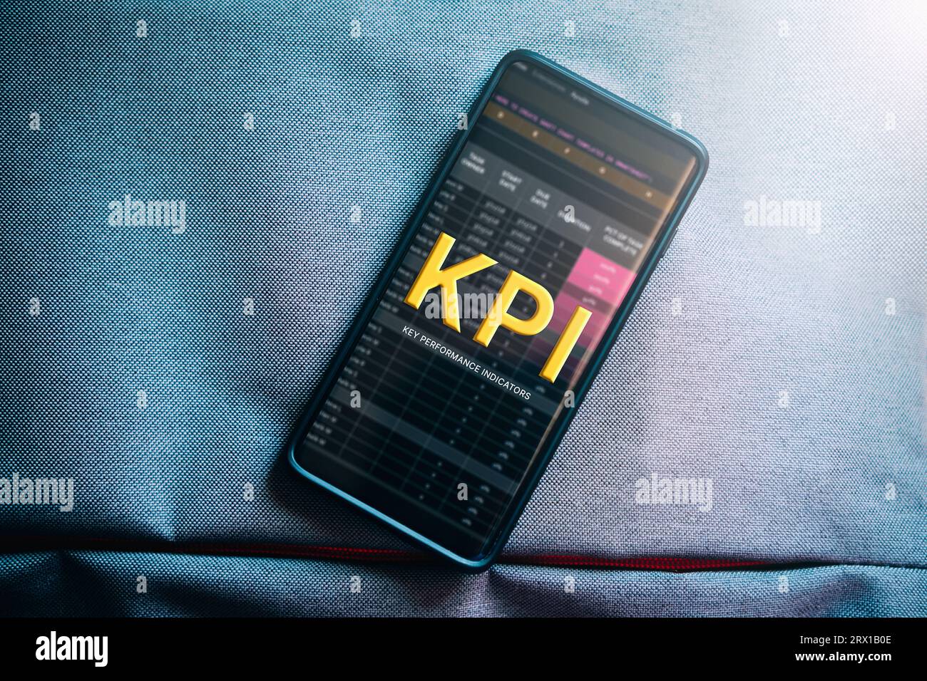 Foto von oben auf dem Smartphone mit KPI-Schnittstelle auf dem Bildschirm und Kopierbereich. Key Performance Indicator – Technologiekonzept für Unternehmen. Stockfoto