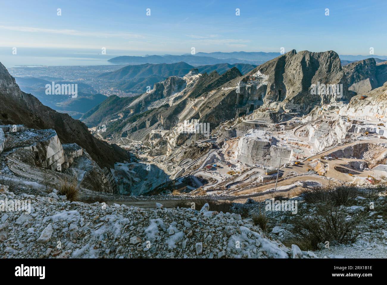 Marmorminen über der Stadt Carrara, Toskana, Italien Stockfoto