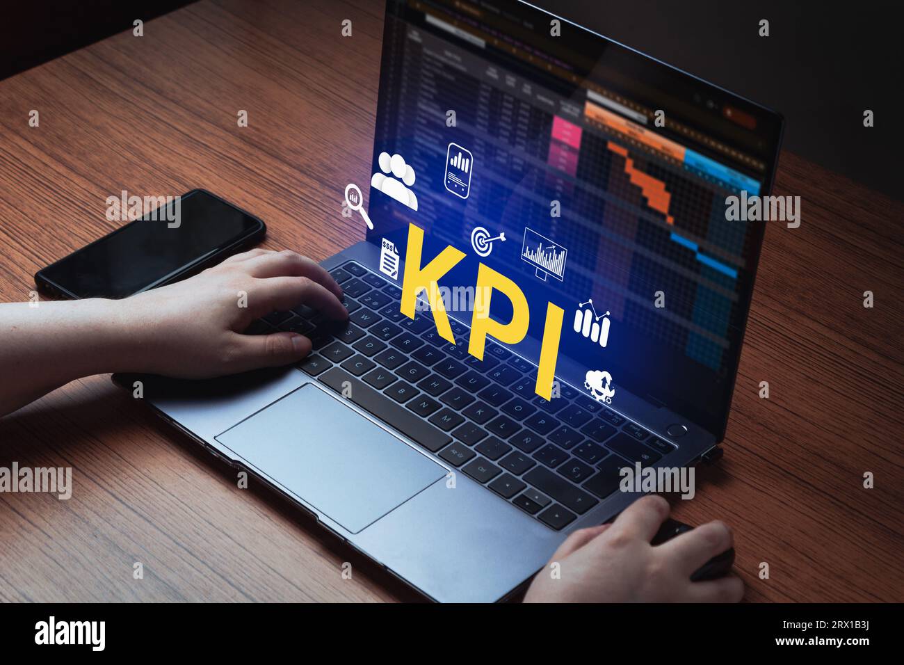 Frau verwendet Laptop mit holografischer KPI-Schnittstelle auf dem Bildschirm. Key Performance Indicator – Technologiekonzept für Unternehmen. Stockfoto