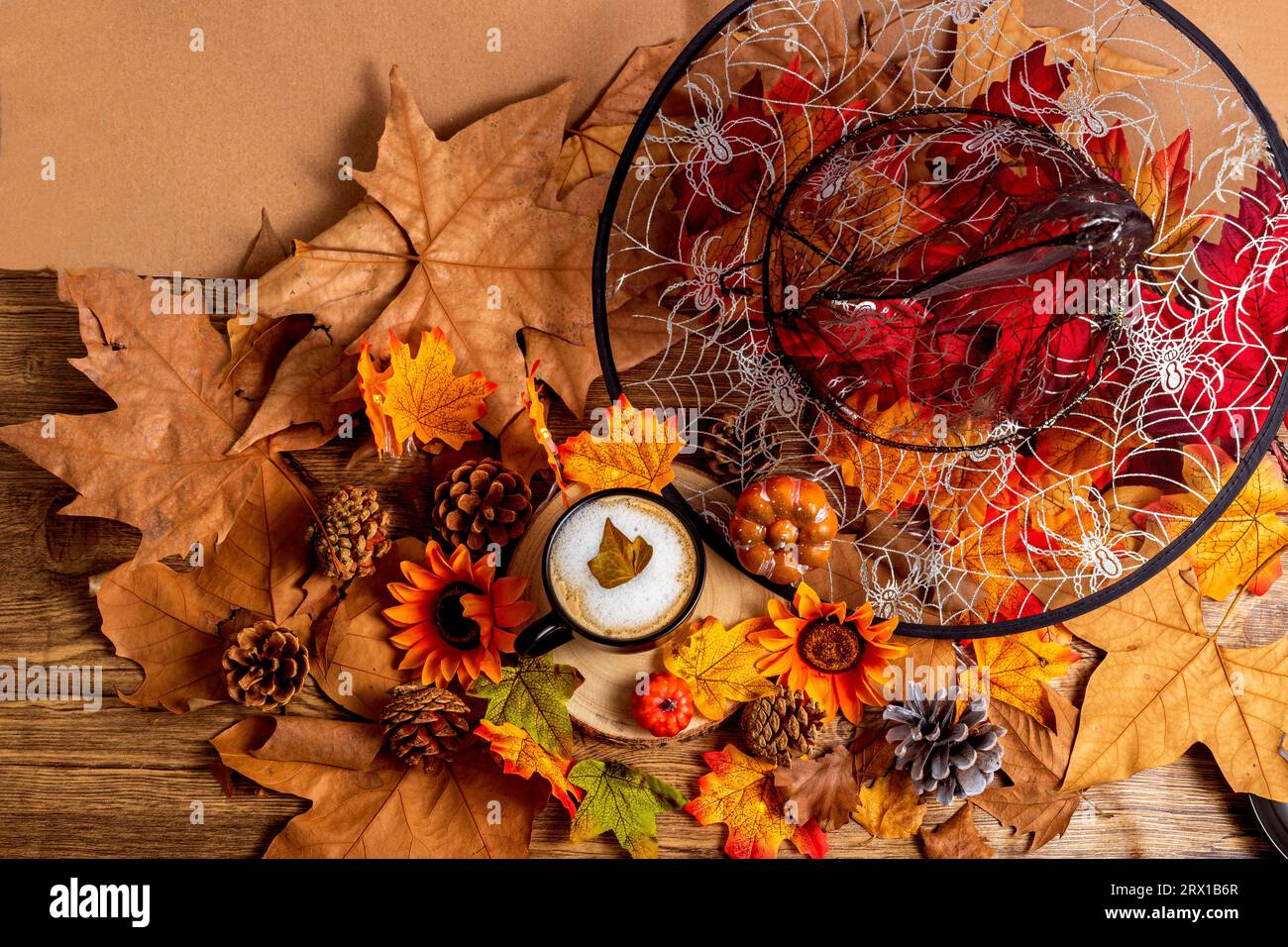 Tasse Kaffee mit Schal, Blättern und Kürbissen, Herbst und halloween Hintergrund Stockfoto