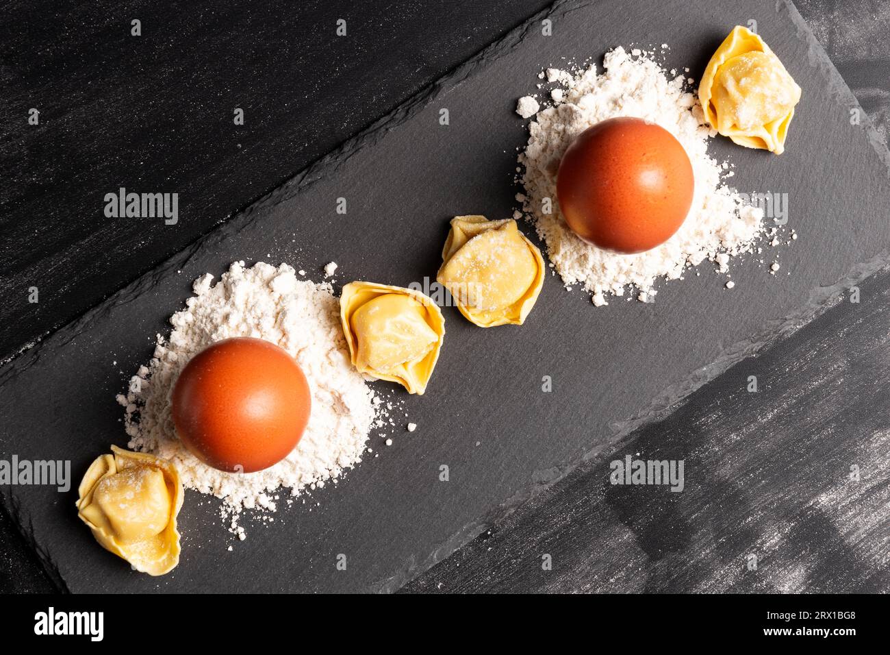 Ravioli und Ei-Design-Platte Stockfoto