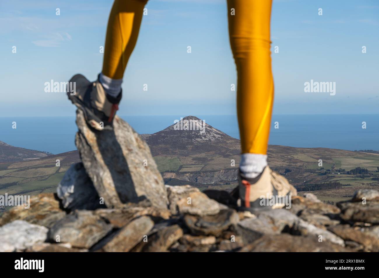 Climber's Legs und das Majestic Sugar Loaf Vista Wicklow Ireland Stockfoto