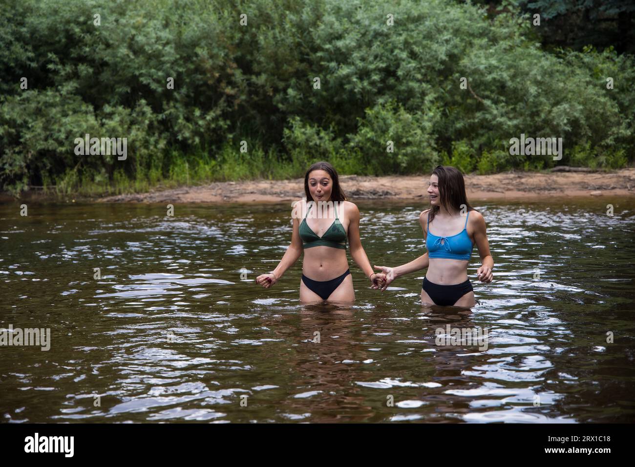 Teenager-Mädchen, die kurz davor sind, unter Wasser im Fluss zu trinken Stockfoto
