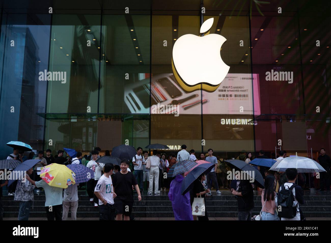 SHANGHAI, CHINA - 22. SEPTEMBER 2023 - Kunden bereiten sich darauf vor, den Shanghai Nanjing Road Apple Store zu besuchen, um das iphone 15 in Shanghai, China, S, auszuprobieren Stockfoto
