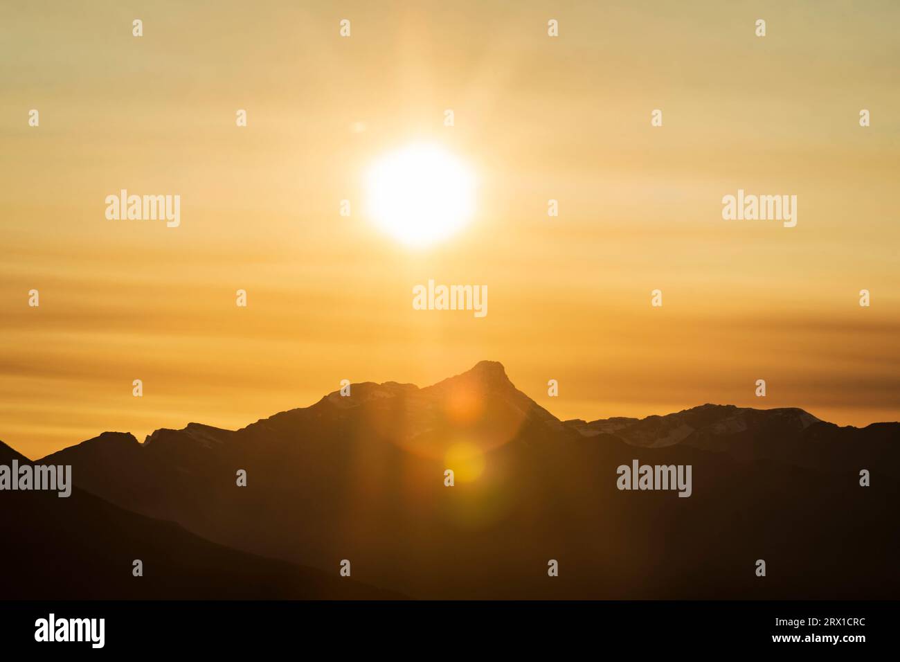 Bergsilhouette in goldener Sonne Stockfoto