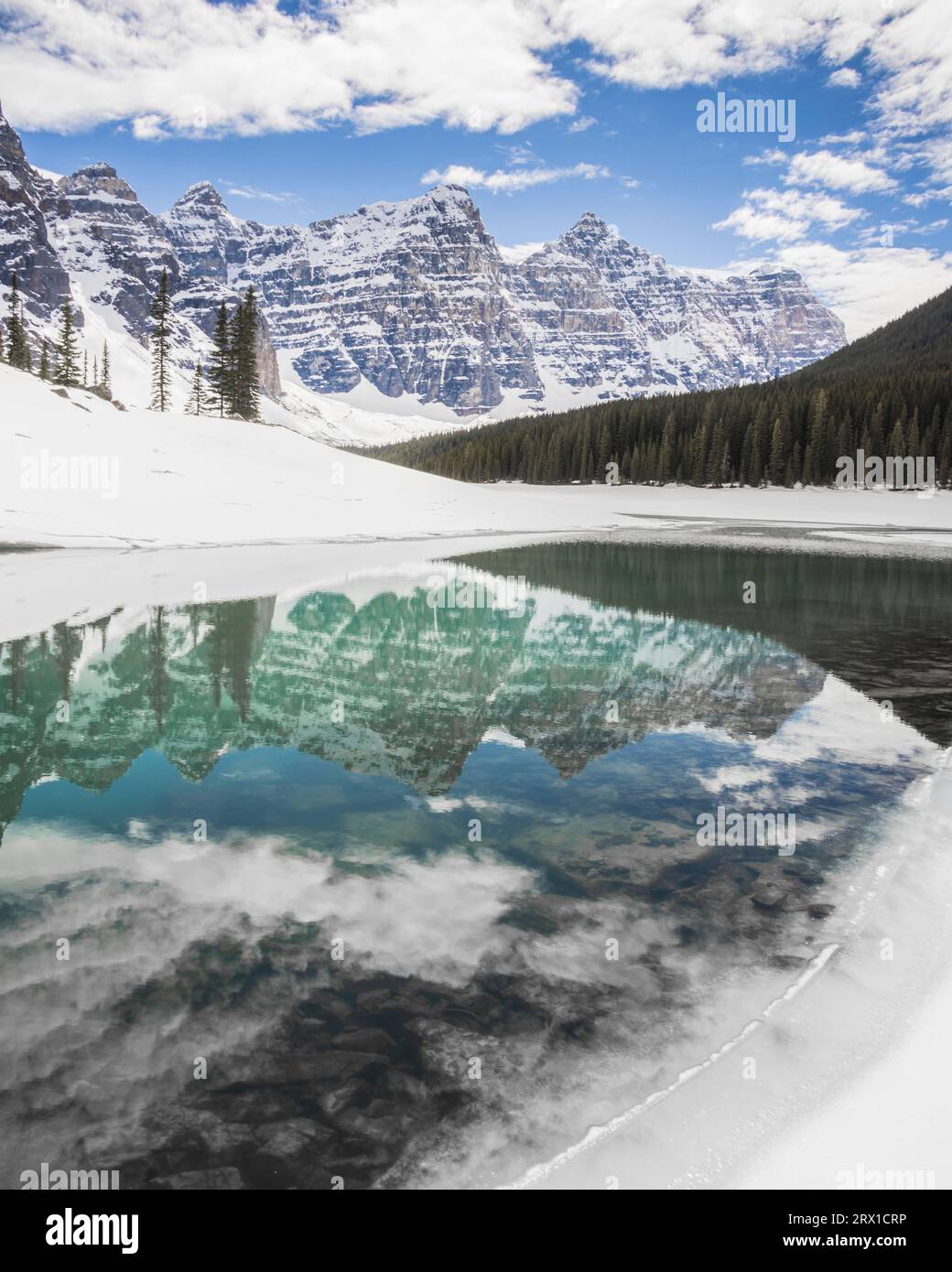 Moränensee-Reflexion im Winter Stockfoto