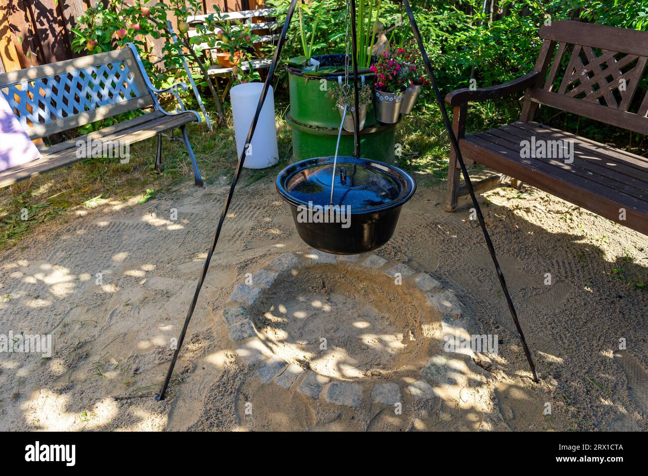 Kesselgulasch im Garten bei einer Feuerstelle Stockfoto