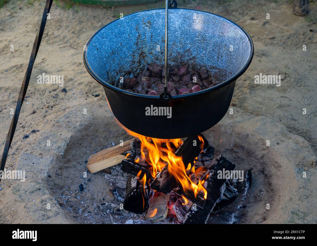 Kesselgulasch auf dem Feuer Stockfoto