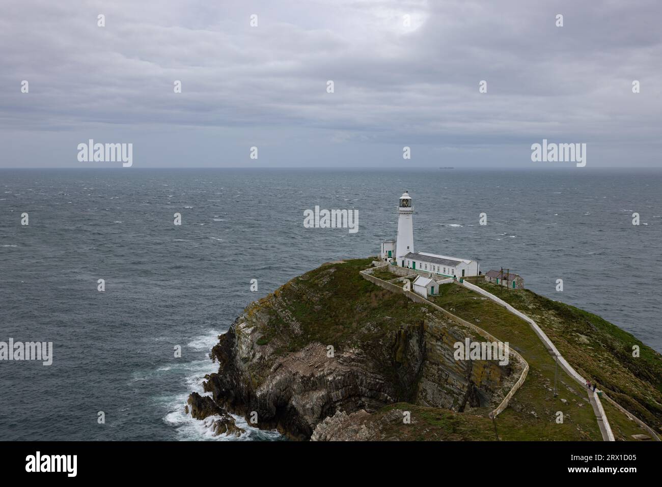 South Stack Lighthouse an der dramatischen Nordwestküste von Holy Stockfoto