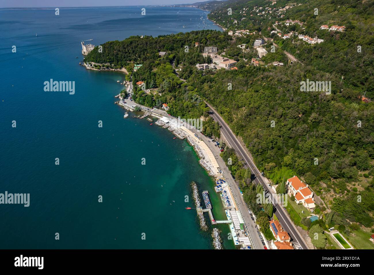 Eine Luftaufnahme des Miramare Schlosses im malerischen Golf von Triest in Italien, die an einem hellen Tag festgehalten wird Stockfoto