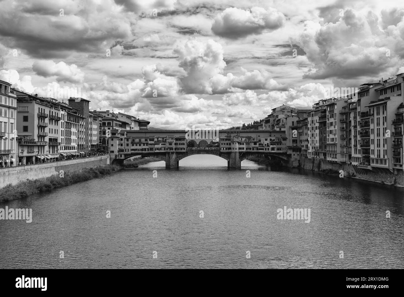 Die mittelalterliche Steinbrücke Ponte Vecchio in Florenz, Toskana Stockfoto