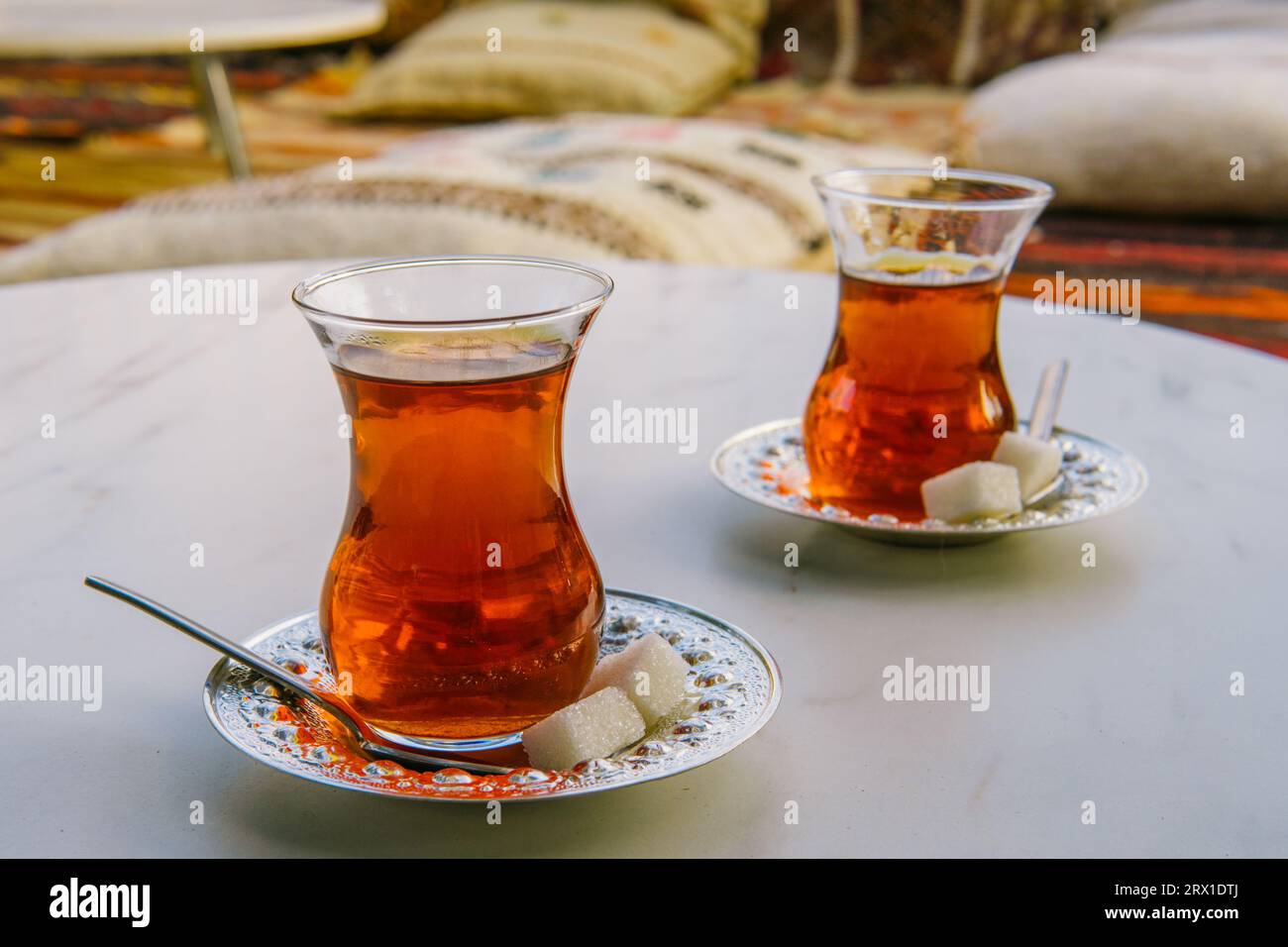Traditionelle türkische Teeparty für zwei Personen in der Stadt Urgup Stockfoto