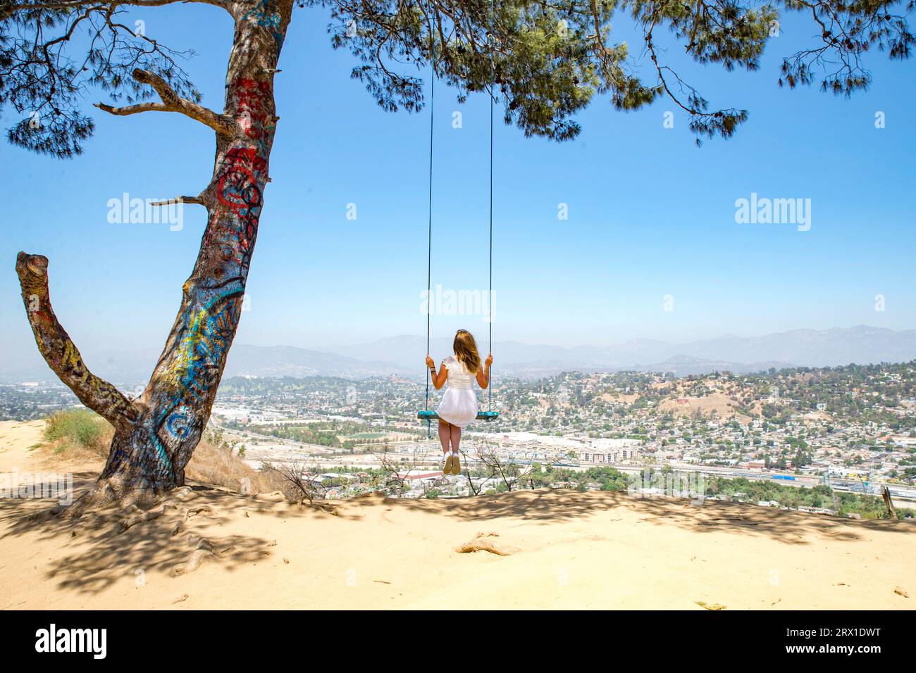 USA California Los Angeles LA Angels Point Swing Girl mit tollem Blick über LA Stockfoto
