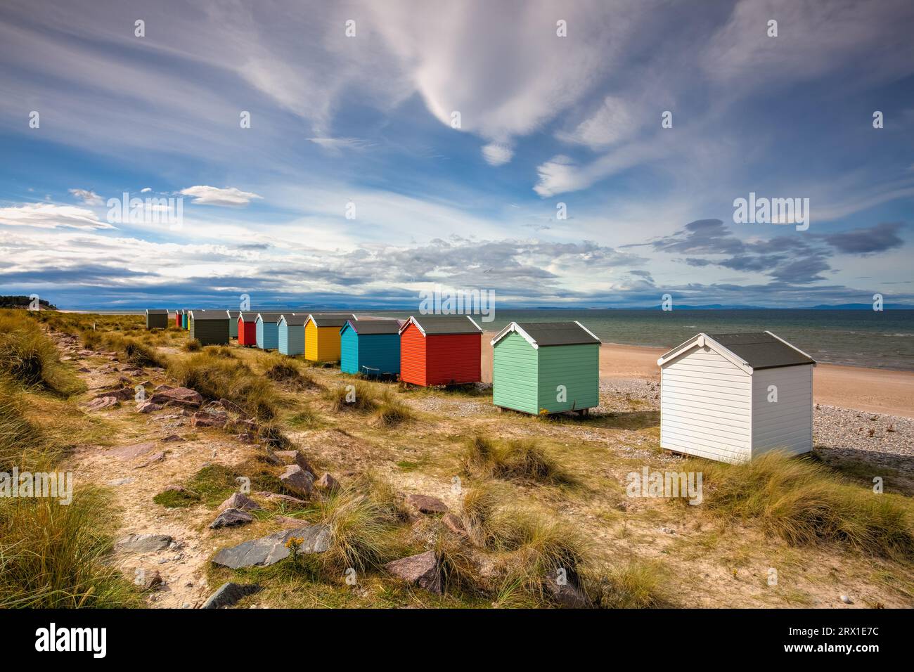 Farbenfrohe Holzhütten am Strand von Findhorn, Moray Coast, Scotl Stockfoto