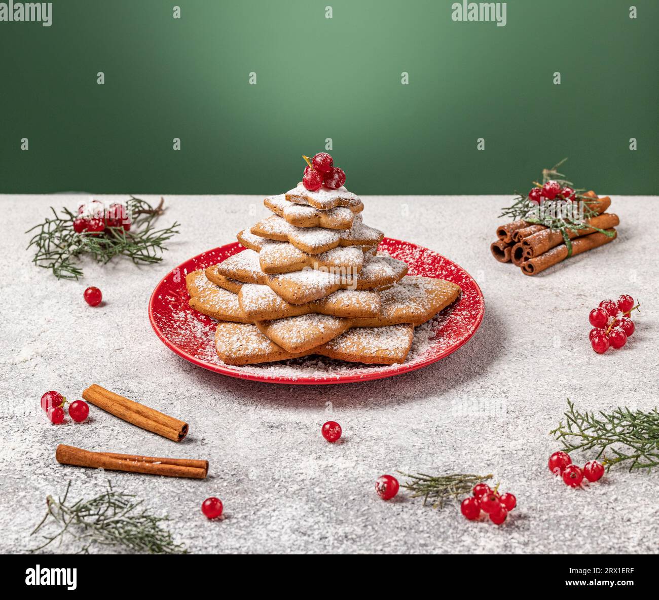 weihnachtlicher Hintergrund mit Lebkuchen. Neujahrsschutz für Bäckerei Stockfoto