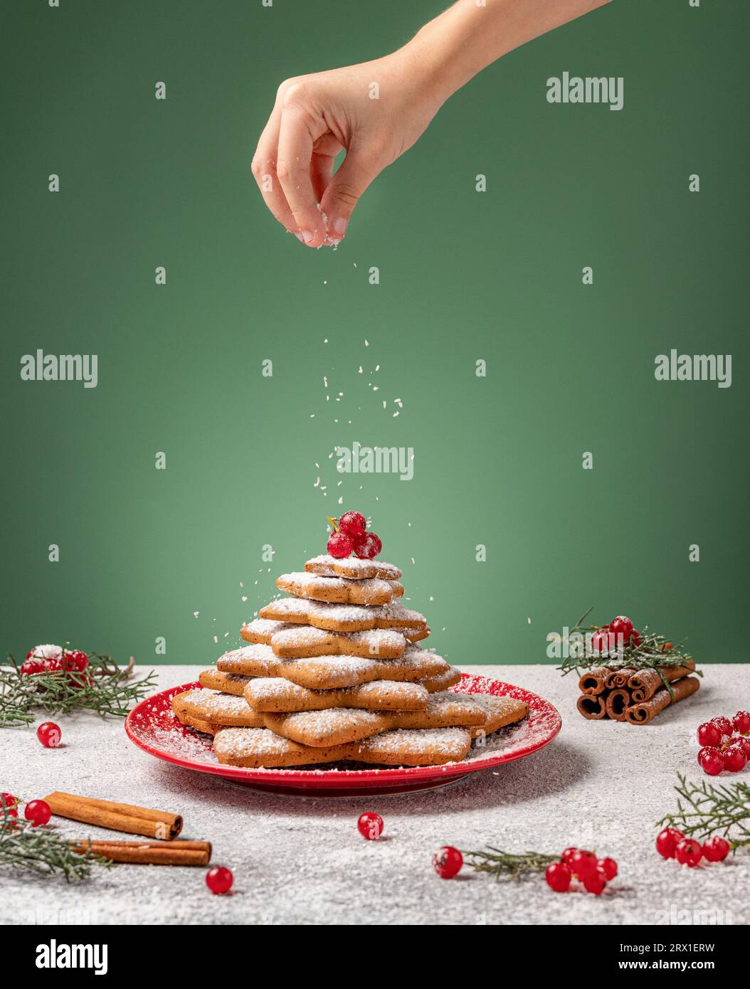 weihnachtshintergrund mit Lebkuchentanne aus Sternen Stockfoto