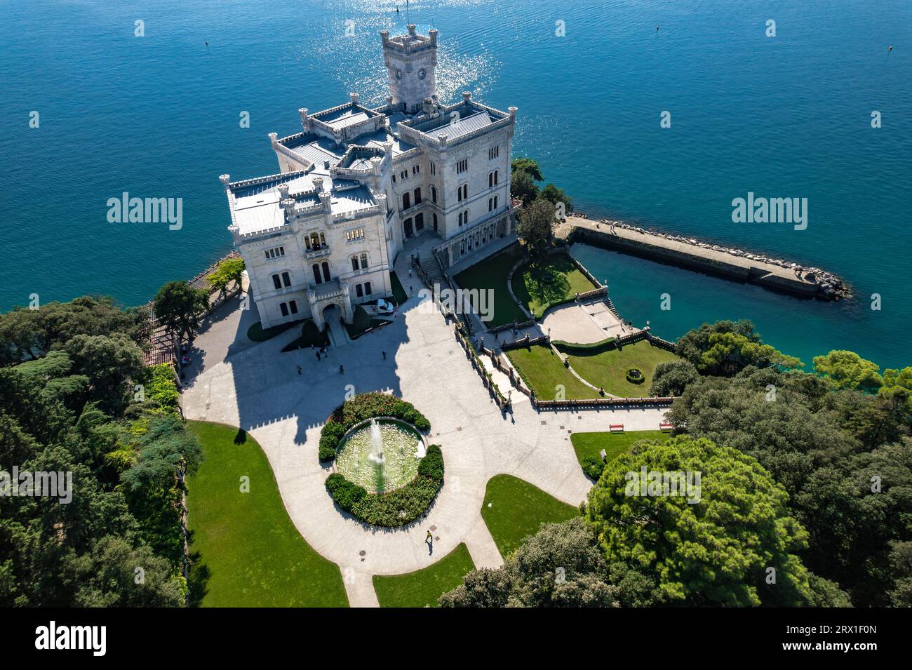 Eine Luftaufnahme des Miramare Schlosses im malerischen Golf von Triest in Italien, die an einem hellen Tag festgehalten wird Stockfoto