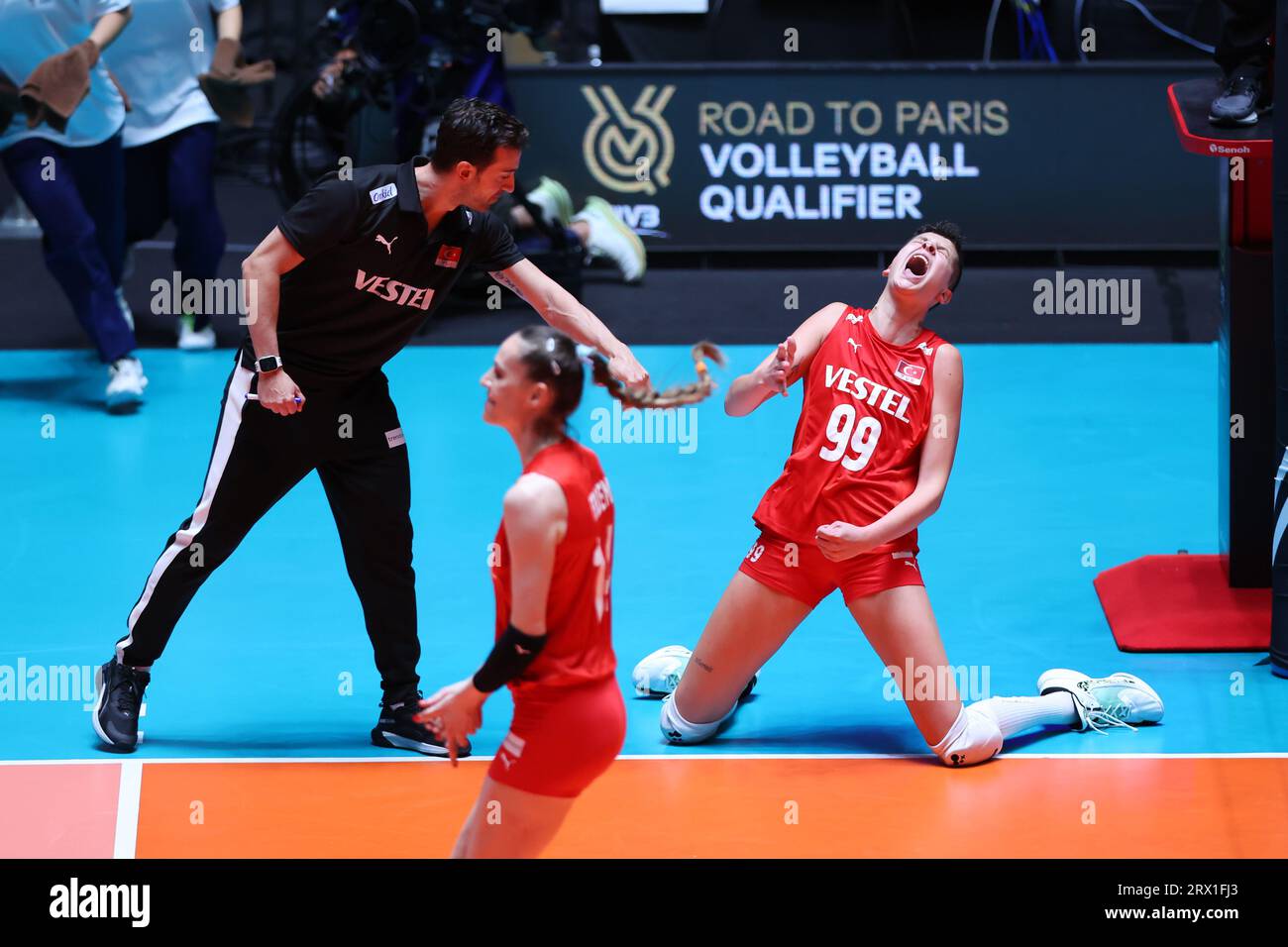 Tokio, Japan. September 2023. (L-R) Daniele Santarelli Cheftrainer, Ebrar Karakurt (TUR) Volleyball: FIVB Road to Paris Volleyball Qualifier/World Cup 2023 Japan, Turnierspiel der Frauen zwischen Brasilien und der Türkei im Yoyogi National Stadium in Tokio, Japan. Quelle: Yohei Osada/AFLO SPORT/Alamy Live News Stockfoto