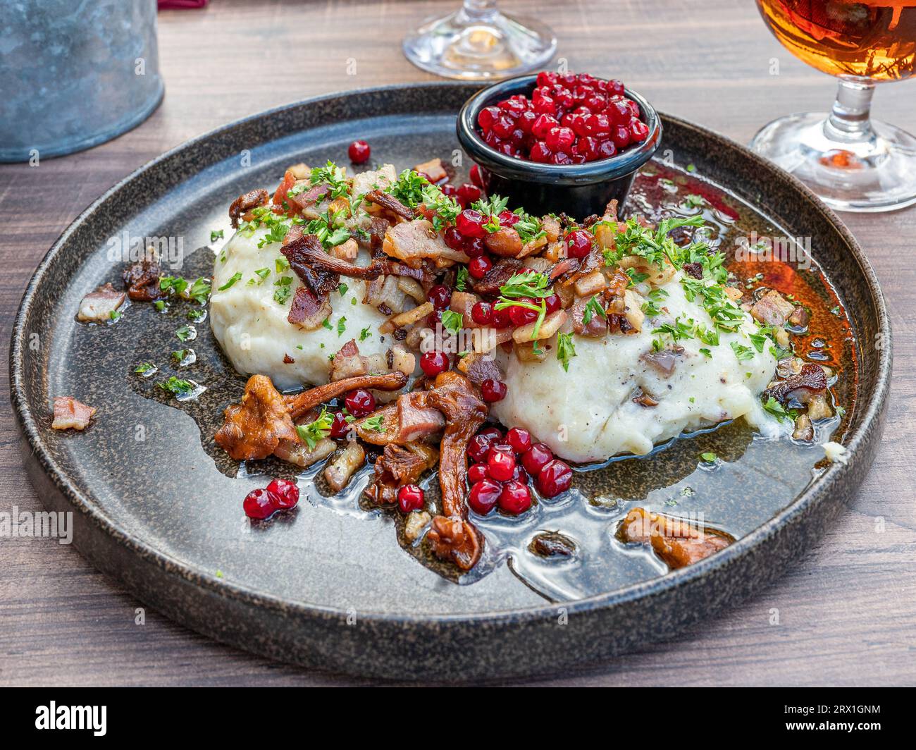 Kroppkakor: In einem Restaurant in Norrköping, Schweden, werden traditionelle Gerichte serviert. Stockfoto