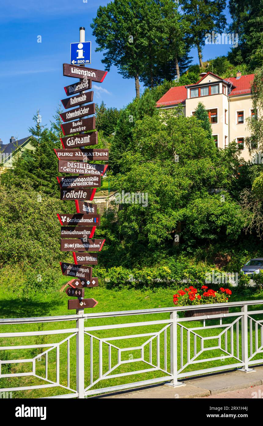 Großzügig mit Hinweisschildern und Hinweisschildern ausgestattete Wegweiser in der touristisch exponierten Kurstadt Rathen in der Sächsischen Schweiz, Deutschland. Stockfoto