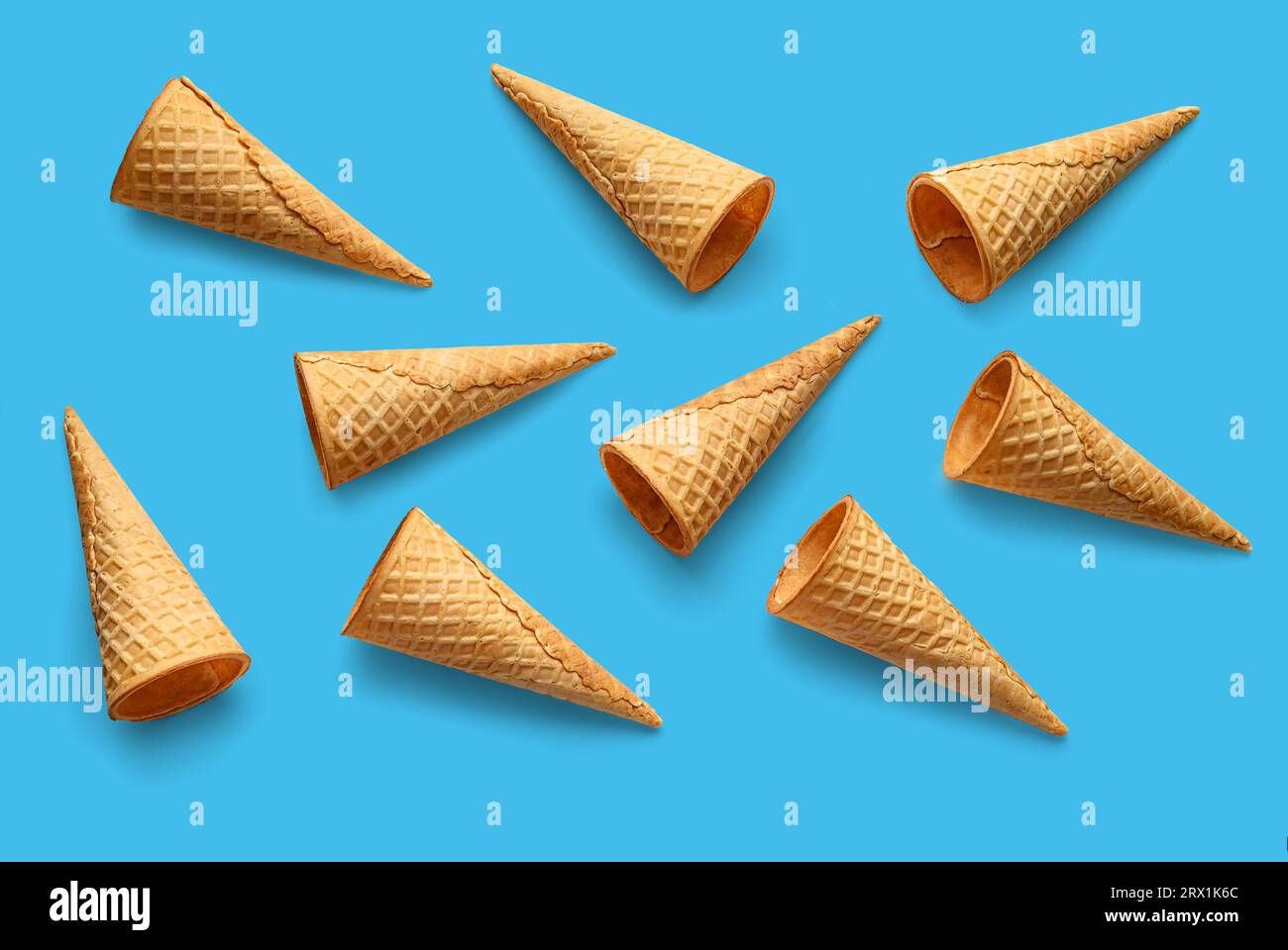 Eiskegel auf blauem Hintergrund. Draufsicht, flach Stockfoto