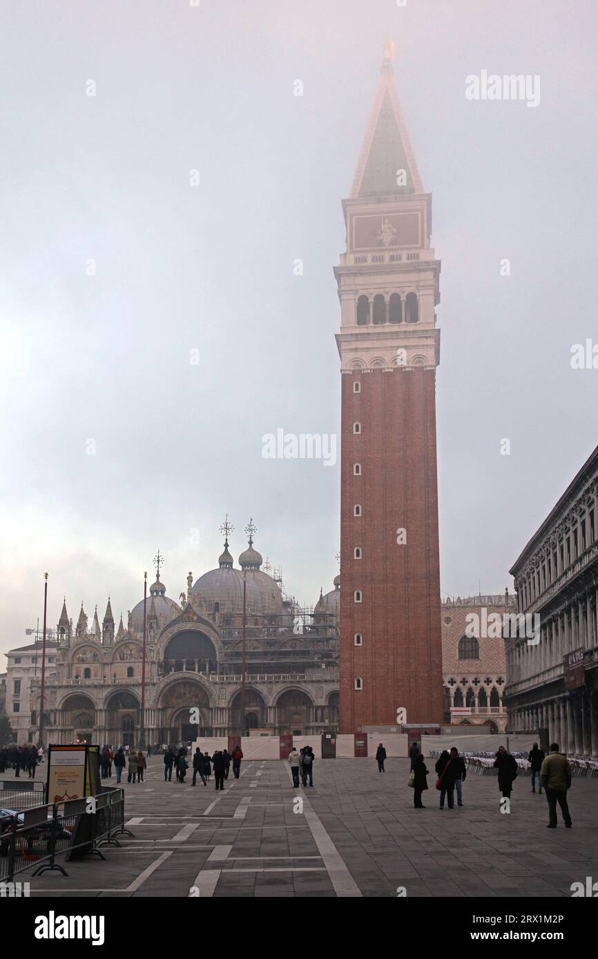 Venedig, Italien - 18. Dezember 2012: San Marco Tower bedeckt mit Nebel am Markusplatz, der kalte Wintertag in der Stadt. Stockfoto