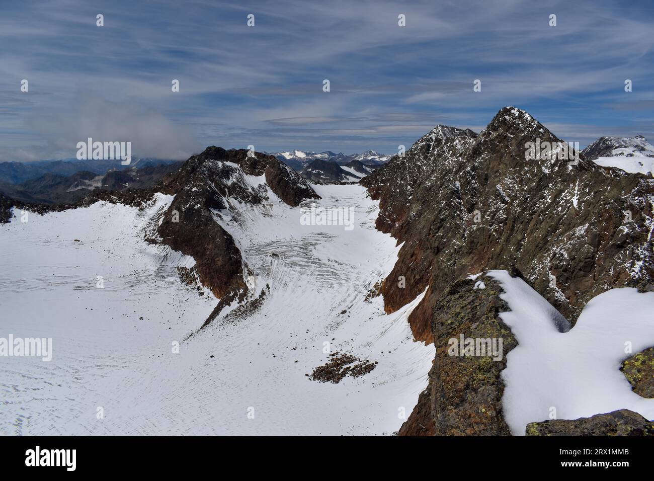 Östlicher und westlicher Feuerstein über dem Feuersteinferner nach einer Winterpause im Sommer, Stubaier Alpen, Südtirol, Italien Stockfoto