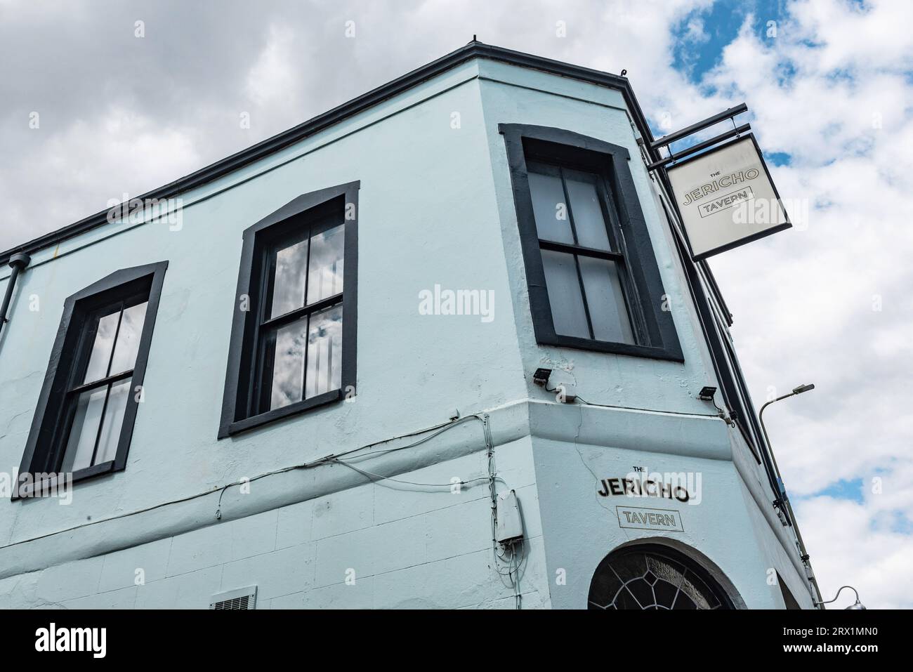 Blick auf den berühmten Jericho Tavern Pub, der als bedeutender Musikort und Bohème-Atmosphäre bekannt ist. In den 1980er und 90er Jahren traten Brit Pop-Bands wie Radiohead und Supergrass auf der Bühne auf. Stockfoto