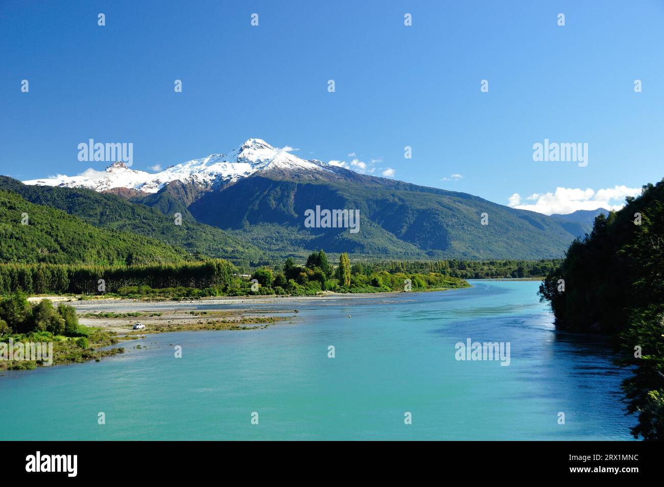 Der Gipfel des schneebedeckten Vulkans Yate über der Mündung des Rio Puelo, Patagonien, Chile Stockfoto