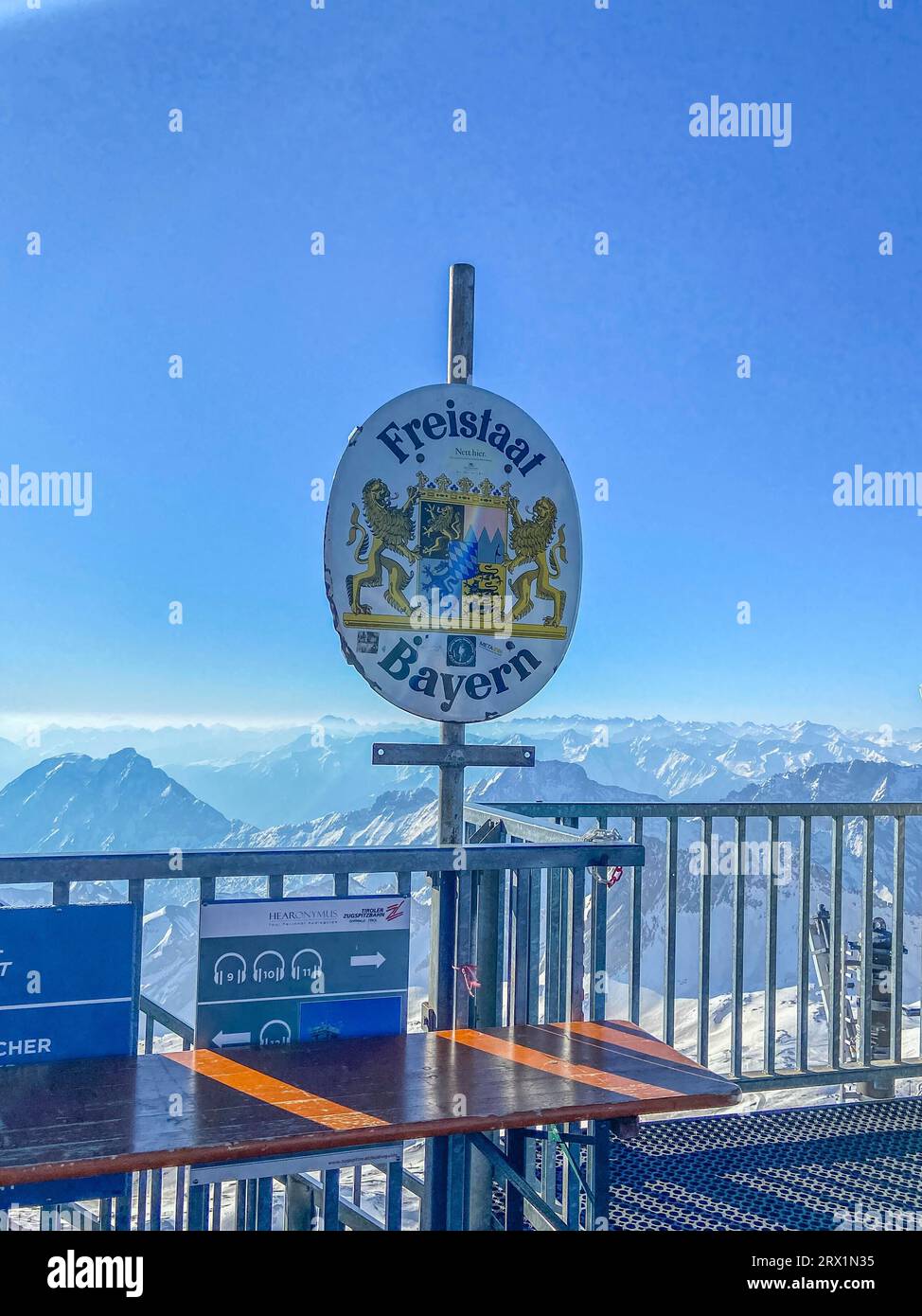 Grenzschild zwischen der Tiroler und Bayerischen Zugspitzbahn, Zugspitze, oberhalb Garmisch-Partenkirchen Stockfoto