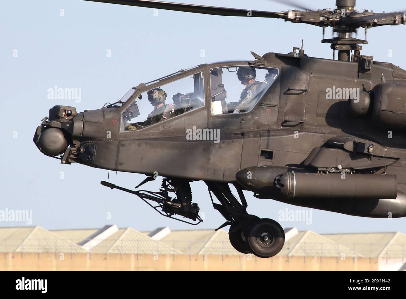 Army Air Corps WAH-64D Apache führt Hover-Training über dem frisch geschnittenen Gras auf dem Wattisham Airfield durch. Stockfoto