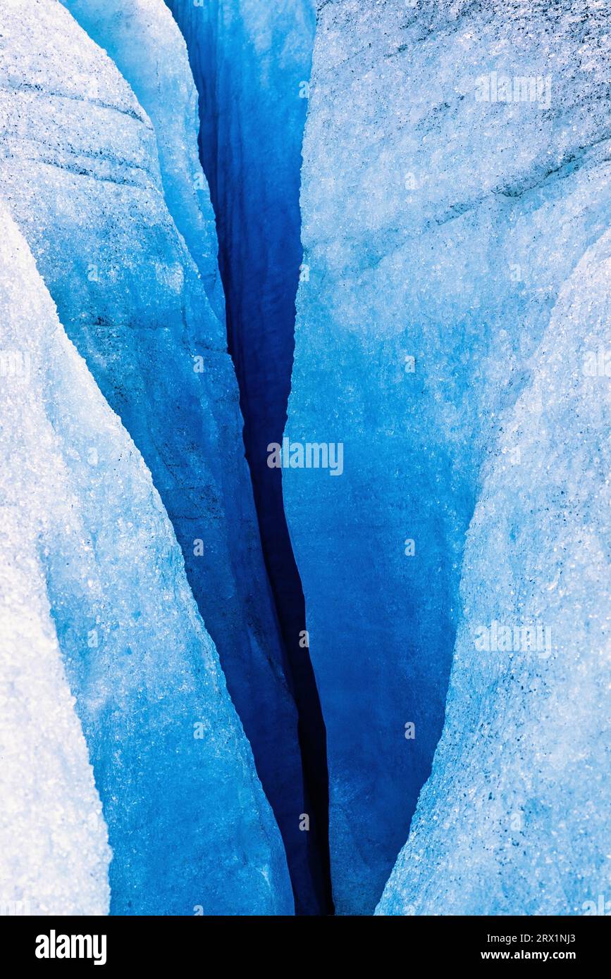 Schmelzender Gletscher mit einer tiefen Gletscherspalte, Banff-Nationalpark, Alberta, Kanada Stockfoto